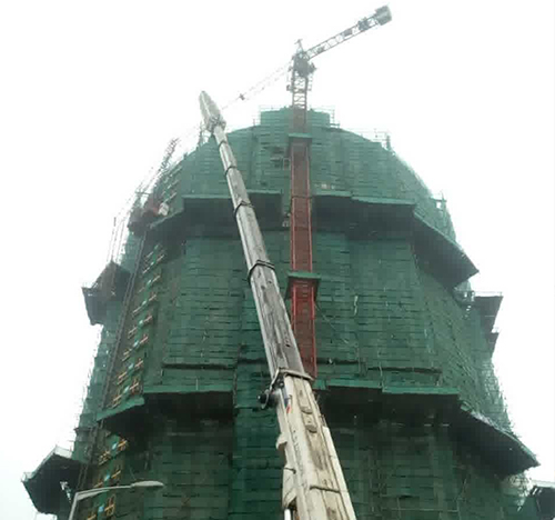 淮南市吊车在工地上作业